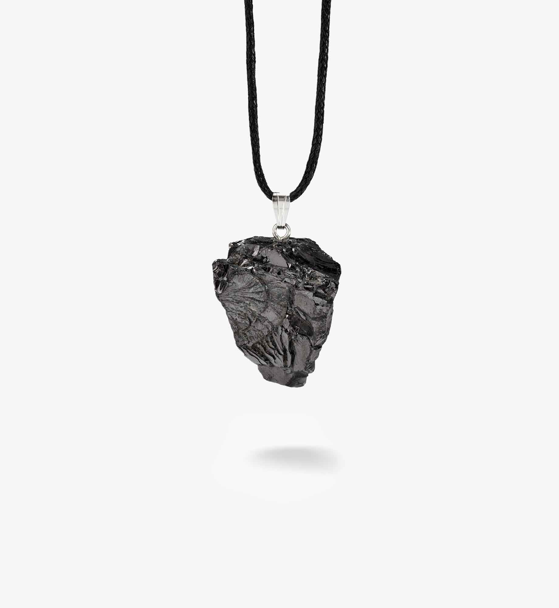 Anhänger Sol aus ungeschliffenem EssenceX-Edelschungit von Beyond Matter auf hellem Hintergrund.