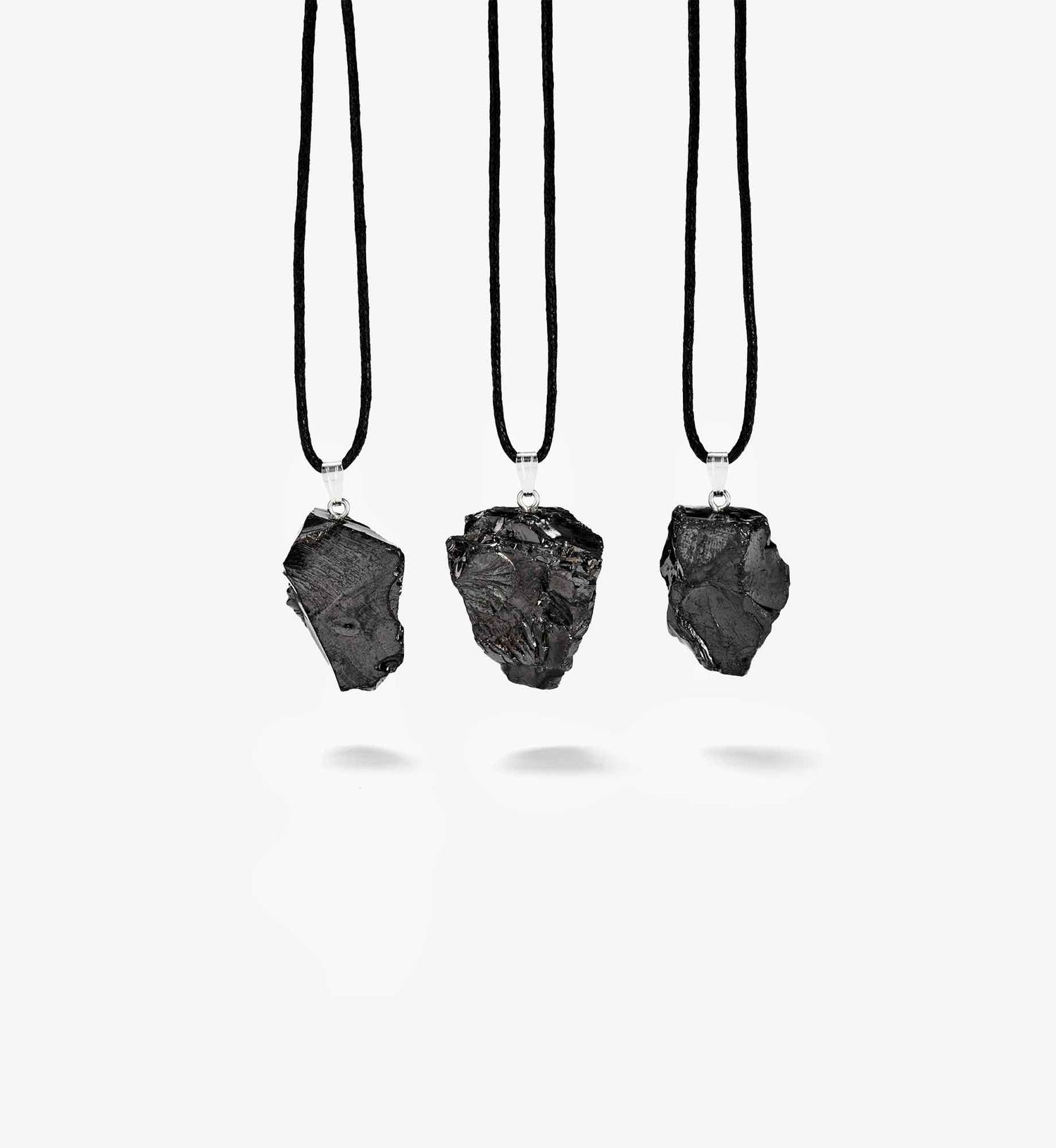 Mehrere Anhänger Sol aus ungeschliffenem EssenceX-Edelschungit von Beyond Matter.