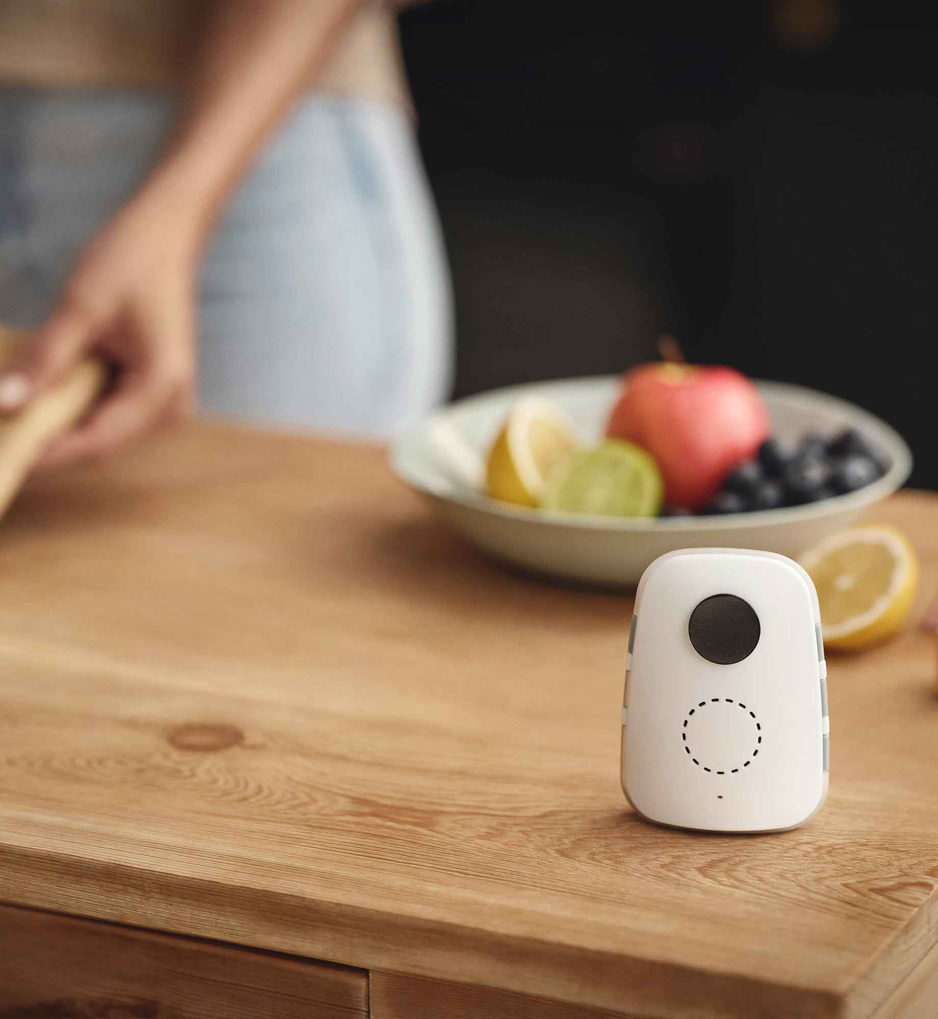 Chip Stella aus EssenceX-Schungit von Beyond Matter auf einem Smart-Home-Gerät in einer Küche.