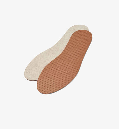 Vorder- und Rückseite der Tom Einlegesohlen von Beyond Matter mit drei Schichten aus perforiertem Naturleder, Naturleder und EssenceX-Schungit.