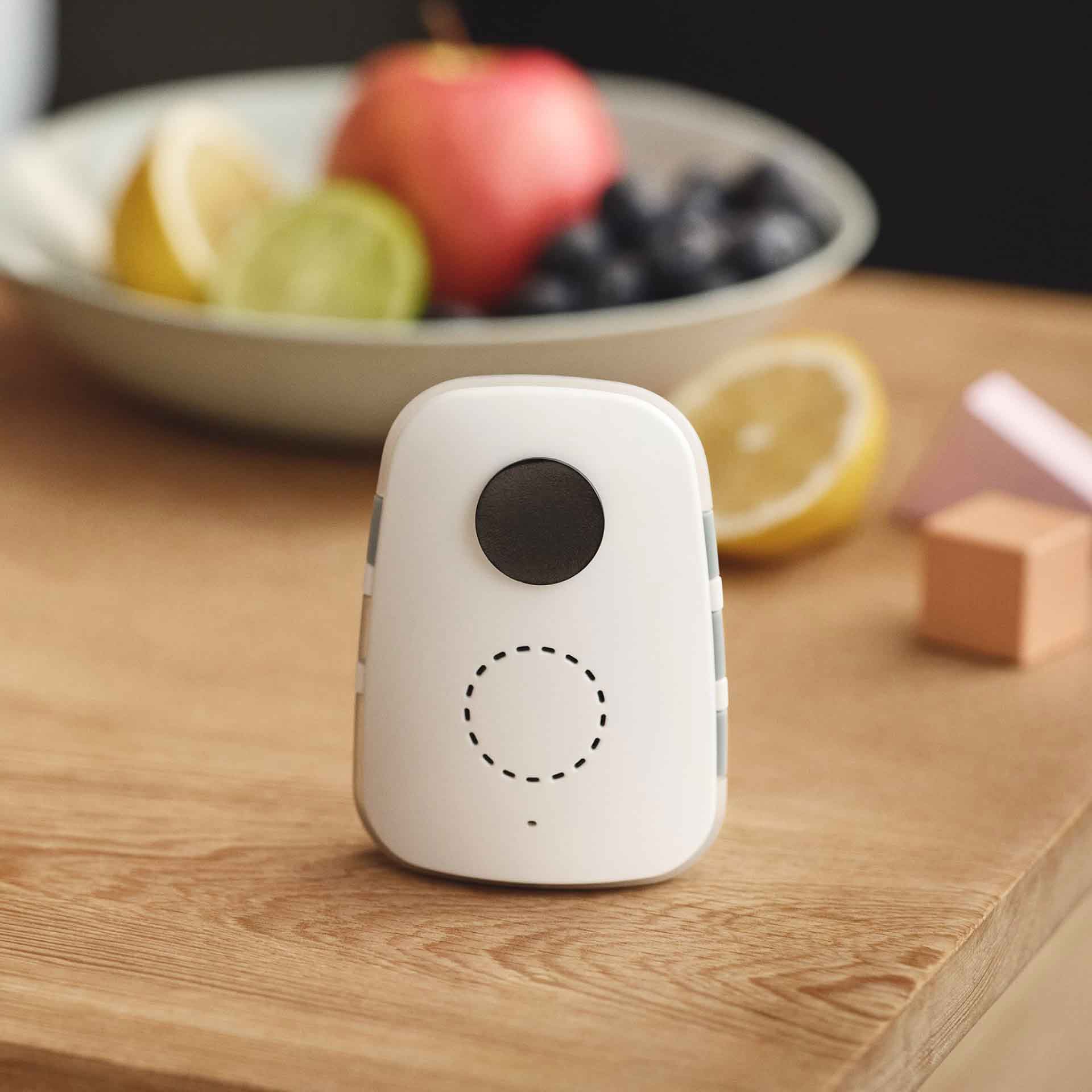 EMF-Chip auf einem Tisch in der Küche – dezente Integration in den Wohnraum.