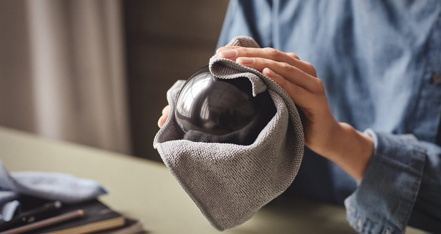 Eine Kugel Samson wird händisch poliert - Symbol für Herkunft, Qualität und Wertigkeit