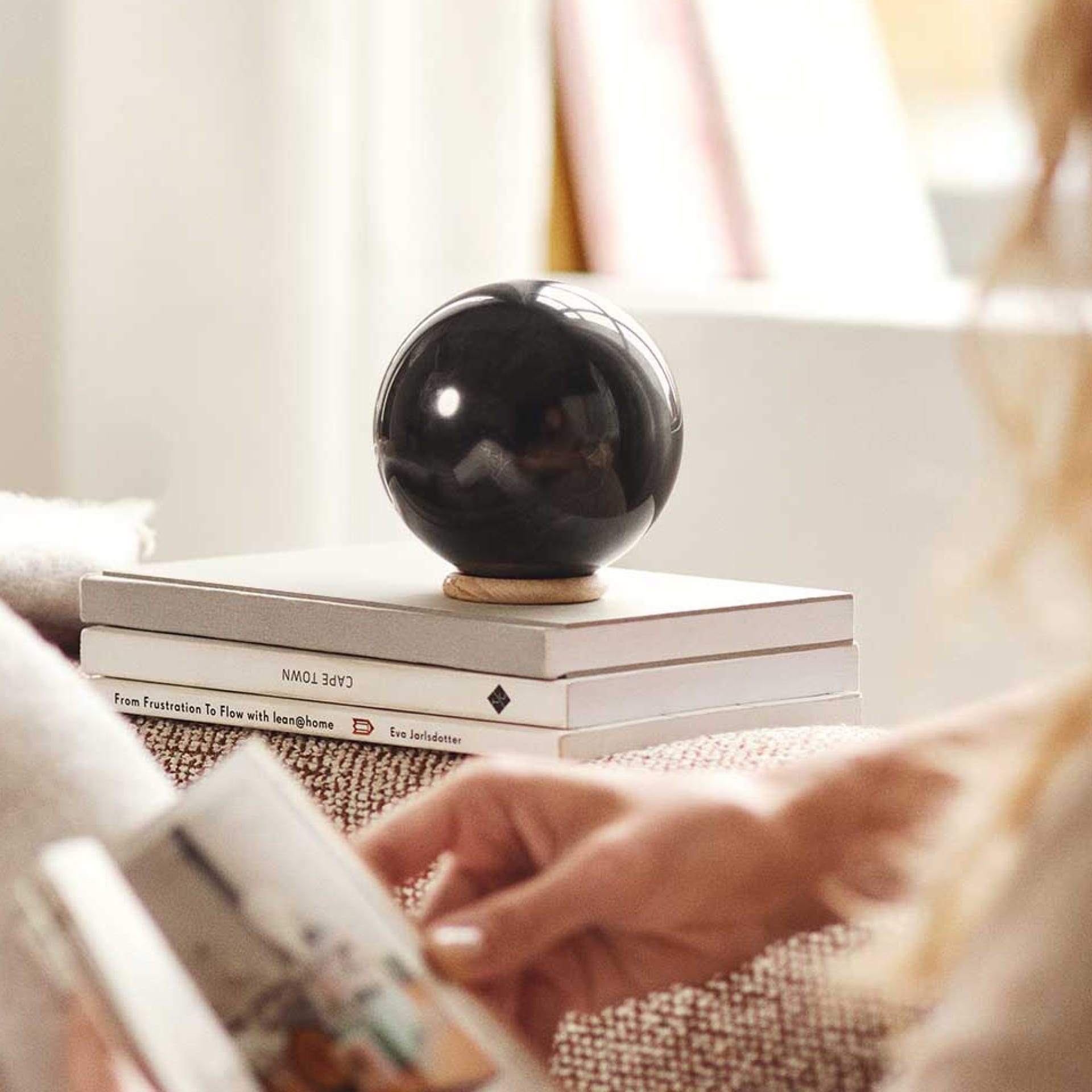 Schwarze Kugel als Objekt im Wohnraum – ruhige Präsenz in einer entspannten Umgebung.