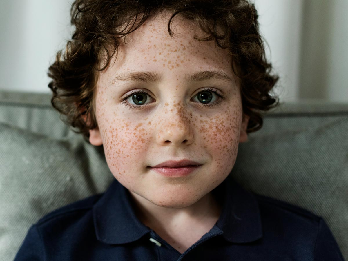 Porträt eines Kindes mit direktem Blick – Sinnbild für Echtheit, Offenheit und unverstellte Wahrnehmung.