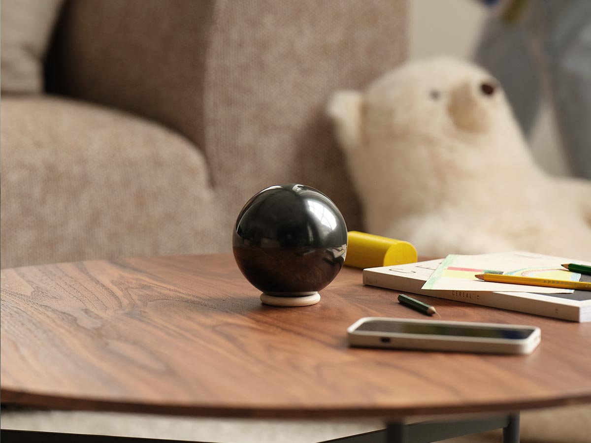 Wohnzimmertisch mit persönlichen Alltagsgegenständen und Kugel Samson – ruhige Szene aus dem privaten Umfeld.