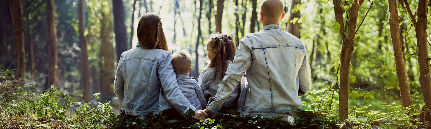 Familie im Wald – Sinnbild für natürliche Verbundenheit mit Beyond Matter.