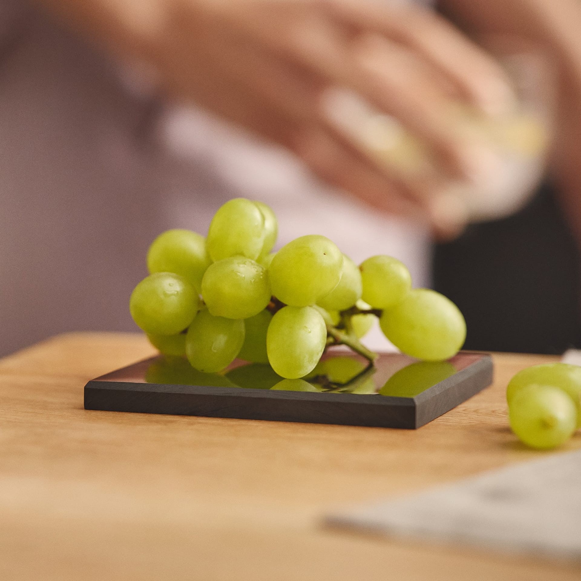 Frische Trauben auf der Lebensmittelplatte Lotte – Anwendung im Alltag zur bewussten Aufbewahrung von Lebensmitteln.