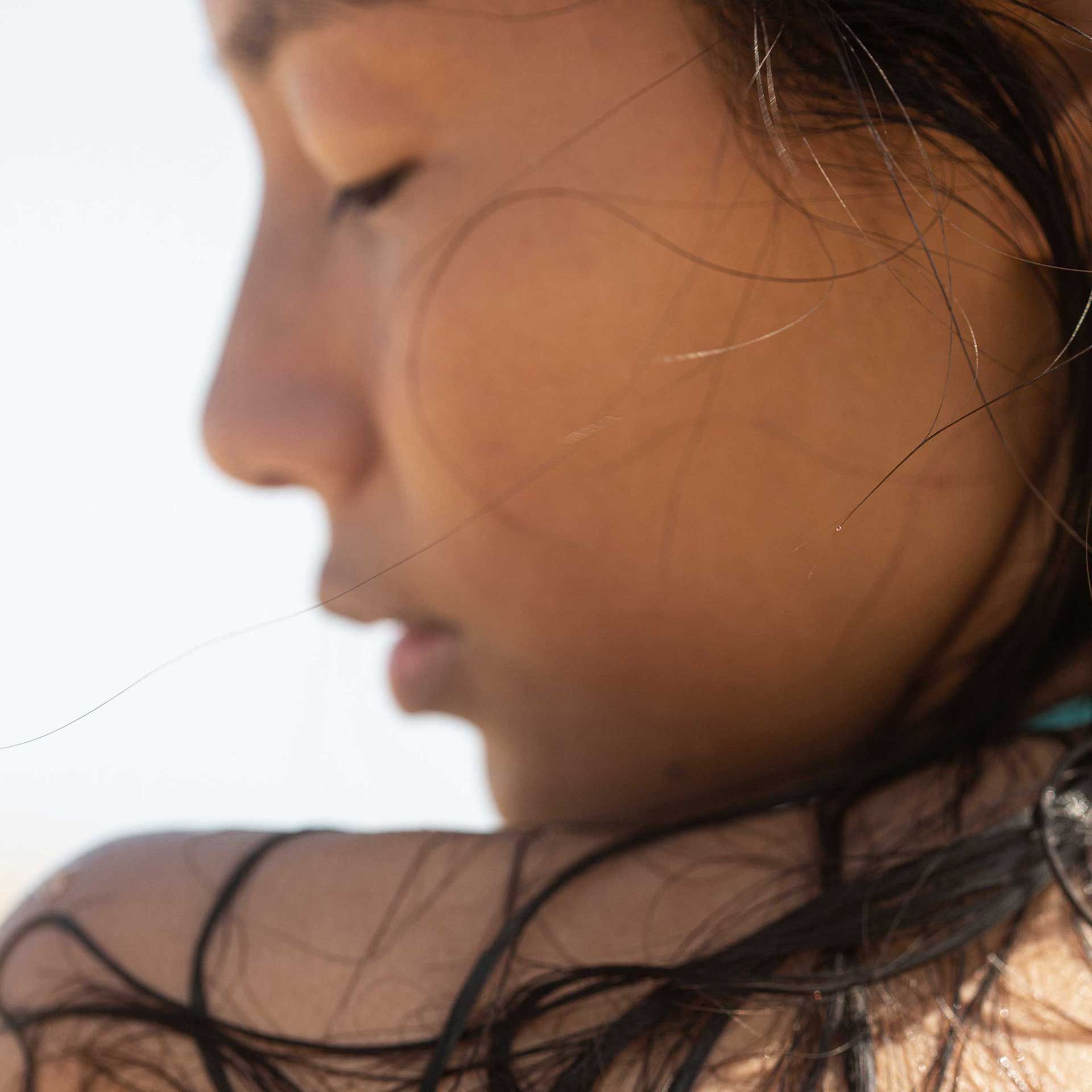 Ruhiger Moment einer Frau – Sinnbild für innere Balance und bewusste Wahrnehmung im Alltag.