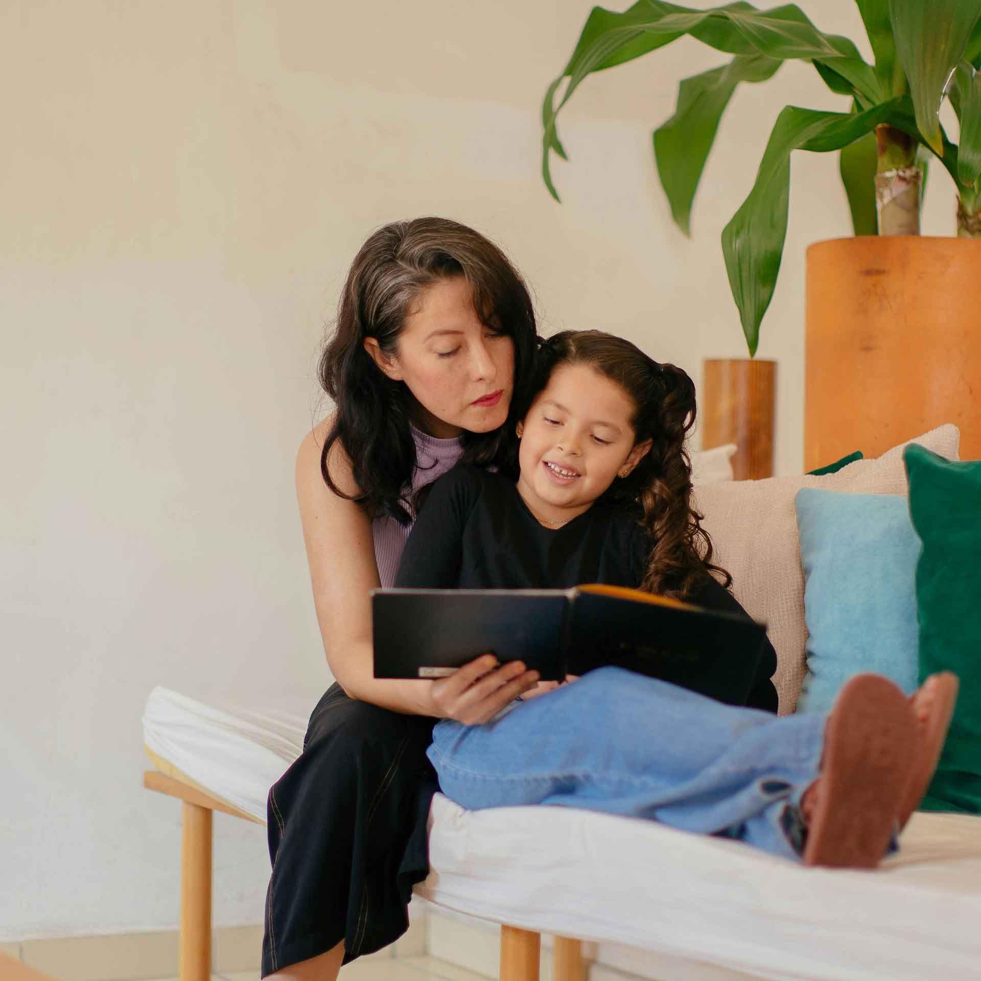 Mutter liest mit ihrem Kind – Sinnbild für Ruhe, Geborgenheit und Regeneration im Alltag.