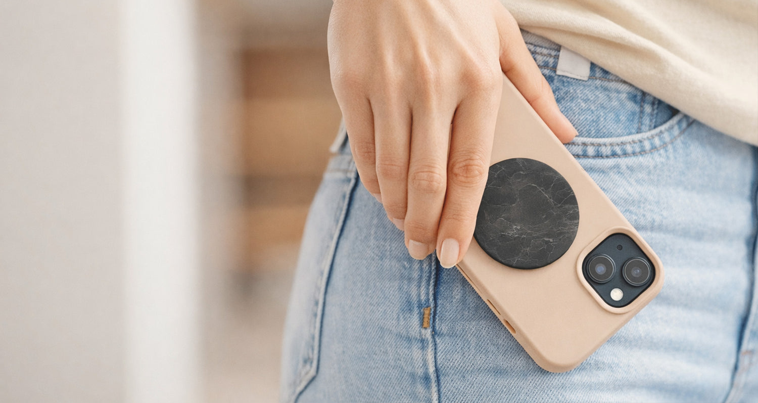 Chip Ava von Beyond Matter angebracht auf Handyhülle