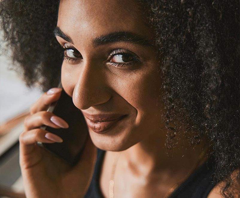 Persönliche Beratungssituation – Sinnbild für individuelle Unterstützung, Zufriedenheit und kompetente Begleitung.