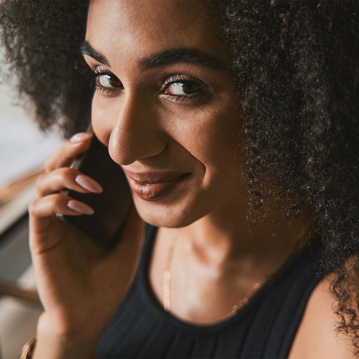 Persönliche Beratungssituation – Sinnbild für individuelle Unterstützung, Zufriedenheit und kompetente Begleitung.